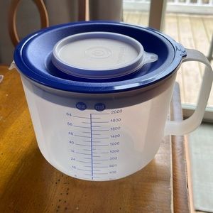 Tupperware 8 cup mix and pour container